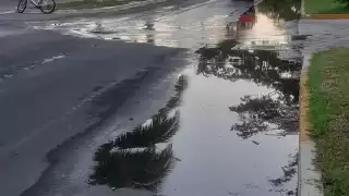 Turistas y deportistas sintieron los malos olores al cruzar por estas dos alcantarillas