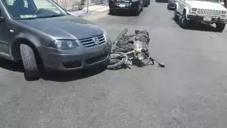 La rueda delantera de la motocicleta quedó debajo del neumático del auto tras atropellarlo