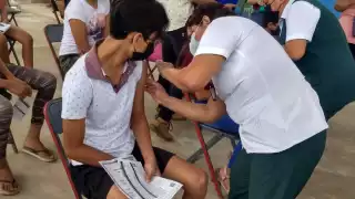 Adolescentes llegaron acompañados de sus padres y eran supervisados por personal del IMSS Bienestar