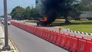 La camioneta usada como vulcanizadora móvil se quemó en plena vía que actualmente se encuentra en rehabilitación en Cancún