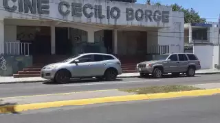 El edificio ya presenta severos daños en techos y paredes sin que Protección Civil haya acordonado el área