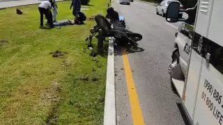 Los paramédicos atienden a los lesionados