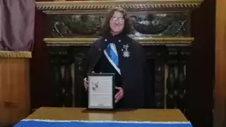 En la capilla gótica del Instituto Cultural Helénico, de la CDMX se le otorgó la insignia a José Trinidad Alcocer Bravo, como Caballero de la honorable academia
