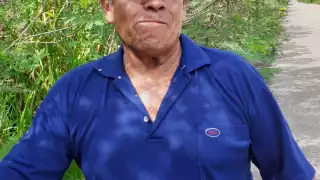 Don Buenaventura Zamora se dedica a vender sus productos, a bordo de una bicicleta