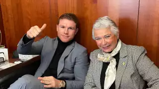 La exsecretaria de Gobernación Olga Sánchez Cordero aprovechó para tomarse fotos con el Canelo Álvarez