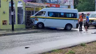 Choque entre dos combis en la Ruta 4 de Cancún deja ocho lesionados