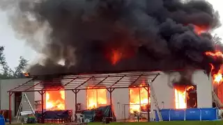 El establecimiento incendiado se localiza en el kilómetro 4.5 de la carretera transversal en Cozumel