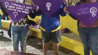 Las mujeres que marcharon llevaban sus pañuelos verdes y morados