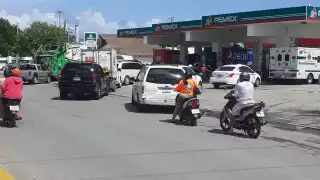 Los conductores esperaban alcanzar a comprar gasolina, aunque los dispensadores daban prioridad a ambulancias y patrullas en Cozumel