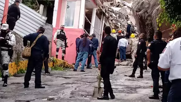 Las autoridades y pobladores continúan con la remoción de escombros Las autoridades y pobladores continúan con la remoción de escombros