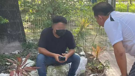El hombre fue puesto a disposición de agentes de la Policía Municipal de Chetumal, luego de ser localizado dentro del parque El hombre fue puesto a disposición de agentes de la Policía Municipal de Chetumal, luego de ser localizado dentro del parque