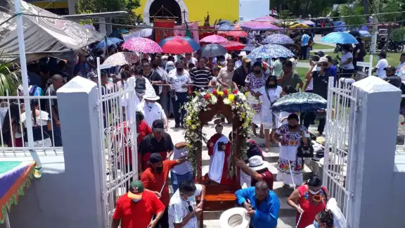 La procesión abarcó la primera cuadra de esta villa