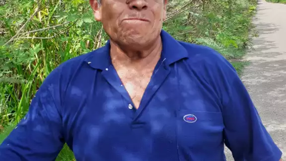 Don Buenaventura Zamora se dedica a vender sus productos, a bordo de una bicicleta