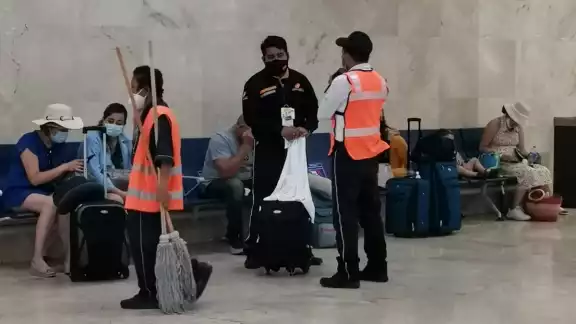El equipaje quedó varado frente a la banca de espera a un costado de los sanitarios