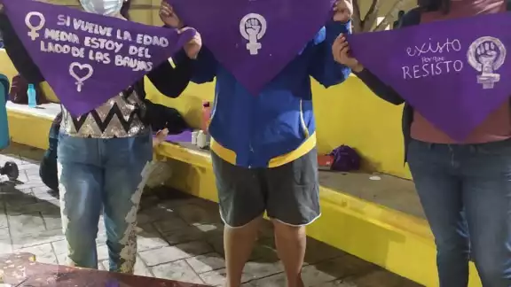 Las mujeres que marcharon llevaban sus pañuelos verdes y morados Las mujeres que marcharon llevaban sus pañuelos verdes y morados