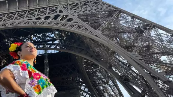 La yucateca posó en varios puntos de la Torre Eiffel de París, con su traje típico en color blanco y colores llamativos en sus flores bordadas a mano