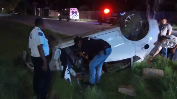 La unidad terminó sobre su toldo, tras volcarse en la Avenida Insurgentes de la ciudad de Chetumal La unidad terminó sobre su toldo, tras volcarse en la Avenida Insurgentes de la ciudad de Chetumal