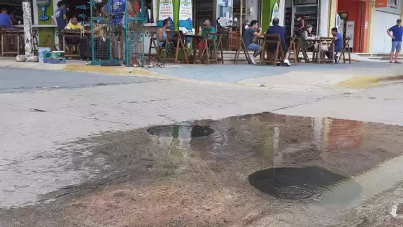 Las alcantarillas se rebosaron, lo que causó que el mal olor de su contenido se esparciera por una parte del Malecón de Cozumel Las alcantarillas se rebosaron, lo que causó que el mal olor de su contenido se esparciera por una parte del Malecón de Cozumel