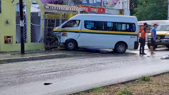 El chofer de la combi de transporte público en Cancún permaneció dentro de la unidad tras el choque