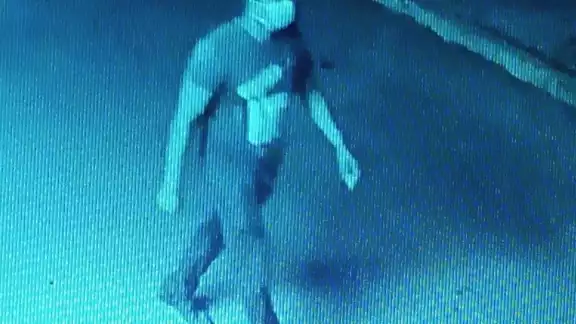 Este fue el hombre que captaron las cámaras al momento de robarse el automóvil en la colonia 8 de octubre en Chetumal
