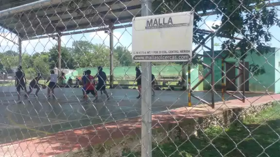 El incidente ocurrió cuando un niño y un joven tocaron una malla de alambre en una cancha El incidente ocurrió cuando un niño y un joven tocaron una malla de alambre en una cancha