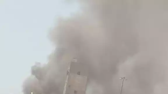 Protección Civil De Sonora informó que coordina labores para combatir un incendio ocurrido desde la mañana en las instalaciones portuarias en Guaymas. Protección Civil De Sonora informó que coordina labores para combatir un incendio ocurrido desde la mañana en las instalaciones portuarias en Guaymas.