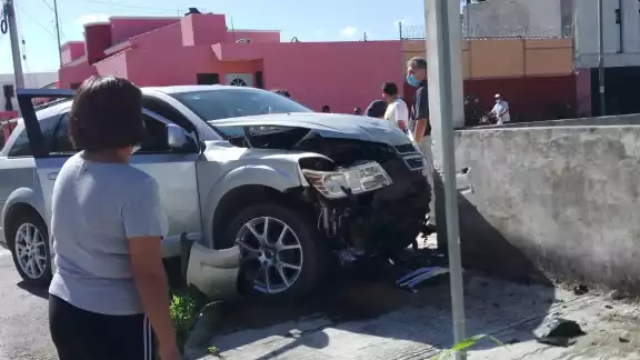 El accidente tuvo lugar en la calle 24 a y 11, de la demarcación antes mencionada, cuando la guiadora del auto Honda con placas foráneas 