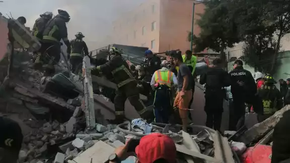La casa se derrumbó en su totalidad, por lo que se trabaja para ver si hay heridos. Hasta el momento no se ha sacado ningún cuerpo La casa se derrumbó en su totalidad, por lo que se trabaja para ver si hay heridos. Hasta el momento no se ha sacado ningún cuerpo