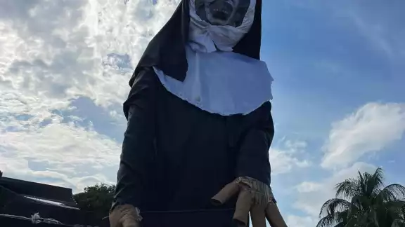 Al parecer la figura es el famoso muñeco del año viejo que se quema todos los años Al parecer la figura es el famoso muñeco del año viejo que se quema todos los años