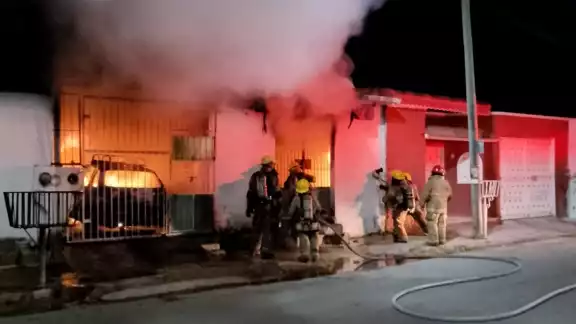 Un coche que tenían estacionado empezó a incendiarse por una aparente falla mecánica y el fuego rápidamente se extendió Un coche que tenían estacionado empezó a incendiarse por una aparente falla mecánica y el fuego rápidamente se extendió