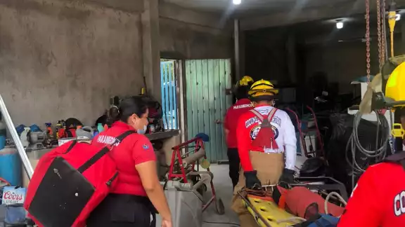 El hombre fue llevado al Hospital General de Cozumel para ser atendido por médicos tras tocar unos cables de alta tensión mientras pintaba El hombre fue llevado al Hospital General de Cozumel para ser atendido por médicos tras tocar unos cables de alta tensión mientras pintaba