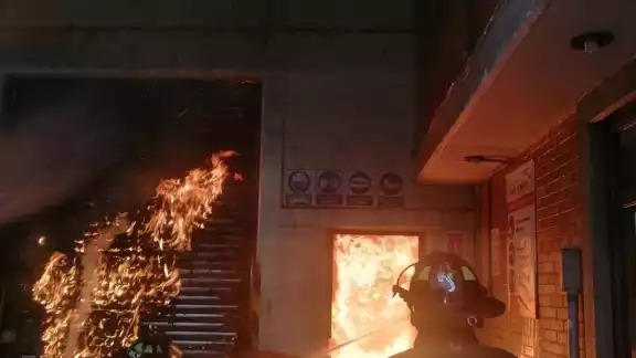 En la zona que se registró el incendio ya se desalojó a más de 100 vecinos de viviendas aledañas