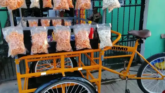 El señor pedía dinero afuera de un Oxxo en Chetumal El señor pedía dinero afuera de un Oxxo en Chetumal