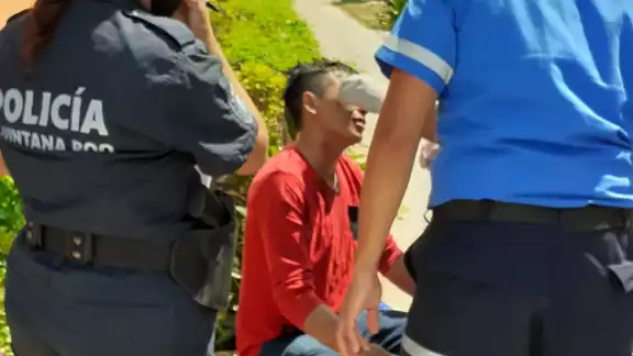 El hombre fue atendido por paramédicos luego de la golpiza El hombre fue atendido por paramédicos luego de la golpiza