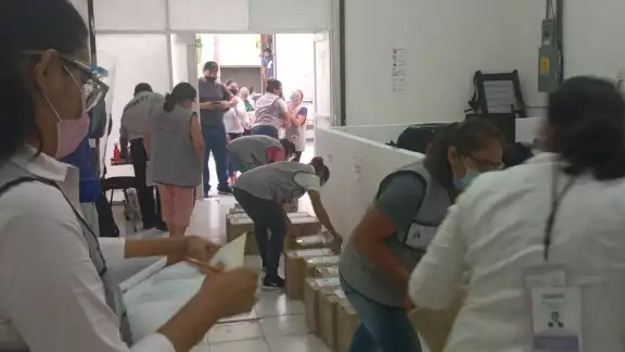 El persona estibó los paquetes recibidos este viernes El persona estibó los paquetes recibidos este viernes