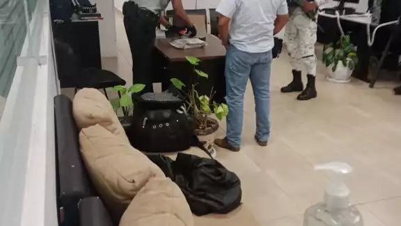 El exfuncionario fue detenido por elemento de la Guardia Nacional (GN) El exfuncionario fue detenido por elemento de la Guardia Nacional (GN)