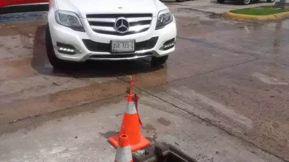 Por fortuna, no se suscitó ningún accidente y hoy la alcantarilla se encuentra delimitada por unos conos