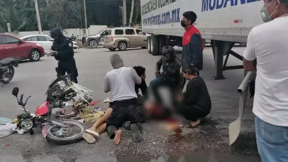Derivado del impacto, ambos ocupantes de la motocicleta, terminaron tirados en la carretera Derivado del impacto, ambos ocupantes de la motocicleta, terminaron tirados en la carretera