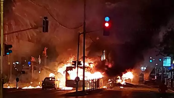 Cohete impacta un autobús en Tel Aviv Cohete impacta un autobús en Tel Aviv