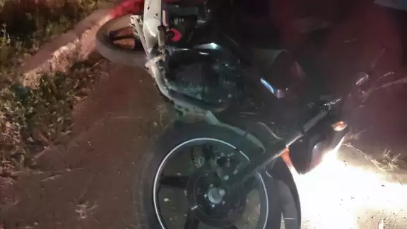 El motociclista se estrelló con un árbol del camellón central de la avenida Chetumal El motociclista se estrelló con un árbol del camellón central de la avenida Chetumal