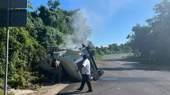 Tras la volcadura se le pide a los ciudadanos que están en carretera tomen sus precauciones