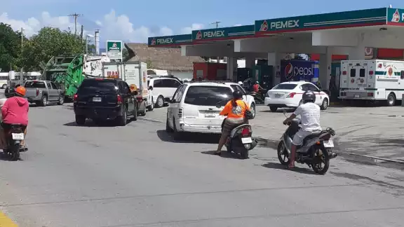 Los conductores esperaban alcanzar a comprar gasolina, aunque los dispensadores daban prioridad a ambulancias y patrullas en Cozumel