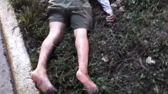 El hecho fue descubierto por elementos de la Policía Quintana Roo, quienes se percataron de una motocicleta tendida sobre la vía de circulación El hecho fue descubierto por elementos de la Policía Quintana Roo, quienes se percataron de una motocicleta tendida sobre la vía de circulación