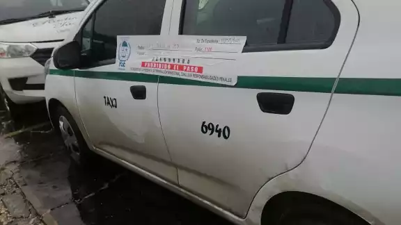 Taxi asegurado por la Fiscalía General de Justicia del Estado
