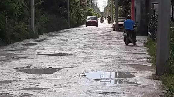 Los diversos conductores se tardan más tiempo de lo normal en salir de este asentamiento Las Fincas