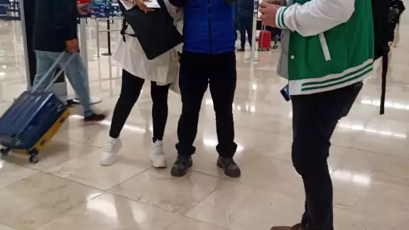 Personas que reconocieron a Niurka en el aeropuerto de Mérida se tomaron fotografías con ella Personas que reconocieron a Niurka en el aeropuerto de Mérida se tomaron fotografías con ella