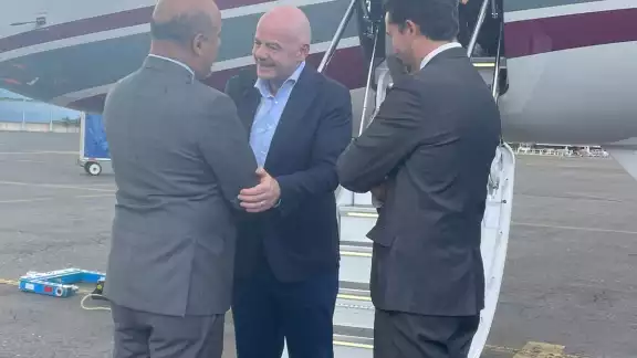 Infantino fue recibido al bajar del avión por emisarios del gobierno