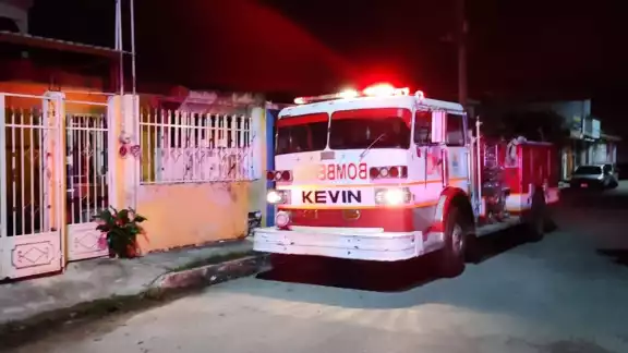 Según los testigos el tripulante de una motocicleta detuvo su marcha frente a la vivienda rocío un líquido hacia el vehículo y le prendió fuego Según los testigos el tripulante de una motocicleta detuvo su marcha frente a la vivienda rocío un líquido hacia el vehículo y le prendió fuego