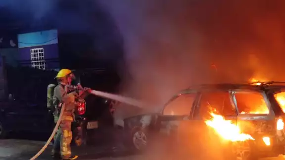 Bomberos de Chetumal acudieron al ligar para sofocar las llamas Bomberos de Chetumal acudieron al ligar para sofocar las llamas