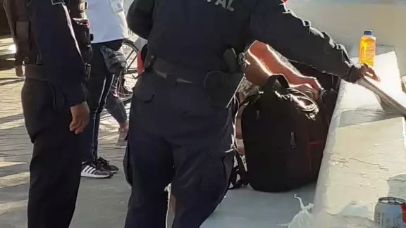 El hombre recibió atención médica y después de quedó dormido en el malecón mientras su acompañante lo esperaba